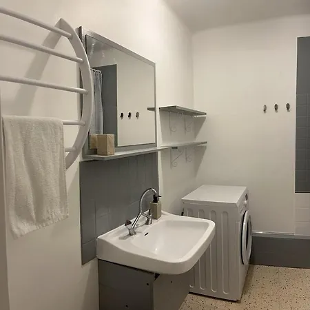 2 Bedrooms, 60 M2, 6 People, Wifi, Quiet, Bright, 5 Mins By Car