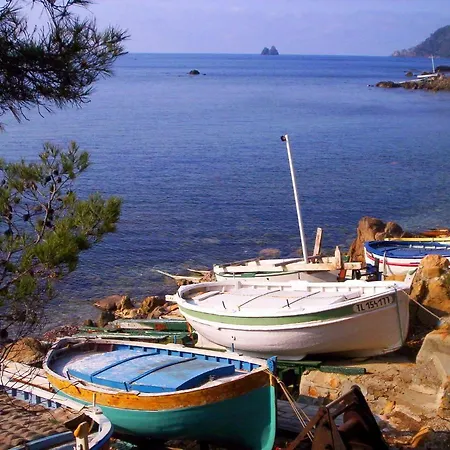 2 Bedrooms, 60 M2, 6 People, Wifi, Quiet, Bright, 5 Mins By Car *